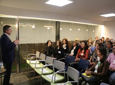 Charla en la sala de conferencias del coworking Oficina24 | Salas de reuniones en Barcelona